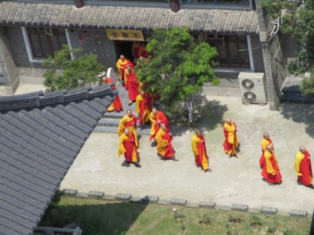 Sortie des moines